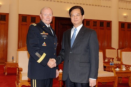 Chủ tịch Hội đồng tham mưu trưởng Liên quân Mỹ Martin Dempsey vừa có chuyến thăm 4 ngày tới Việt Nam, bị báo chí Trung Quốc soi mói.
