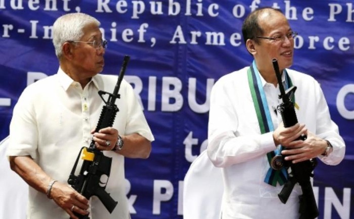 Tổng thống Philippines Benigno Aquino (trái) và Bộ trưởng Quốc phòng Philippines Gazmin