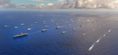 Mỹ kiên trì thực hiện chiến lược tái cân bằng châu Á-Thái Bình Dương. Trong hình là diễn tập &quot;Vành đai Thái Bình Dương 2014&quot; do Mỹ đứng ra tổ chức tại vùng biển Hawaii.