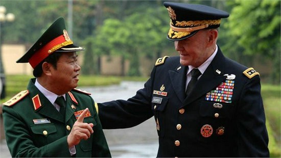Tổng tham mưu trưởng Quân đội nhân dân Việt Nam, Thượng tướng Đỗ Bá Tỵ tiếp đón Chủ tịch Hội đồng tham mưu trưởng liên quân Mỹ, Đại tướng Martin Dempsey