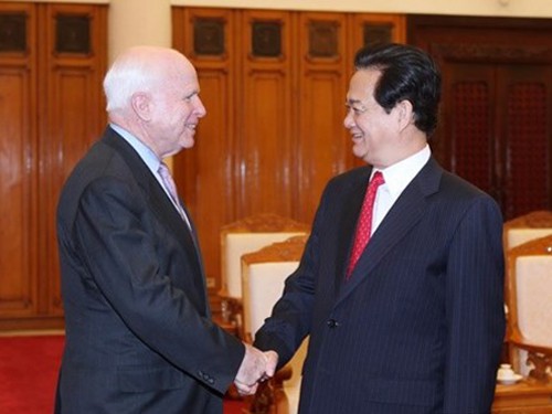 Tháng 8 năm 2014, Thượng nghị sĩ Mỹ John McCain thăm Việt Nam