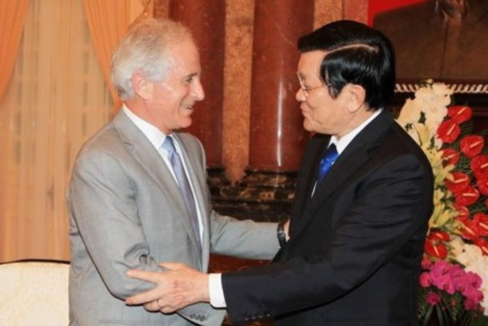 Tháng 8 năm 2014, Thượng nghị sĩ Mỹ Bob Corker thăm Việt Nam