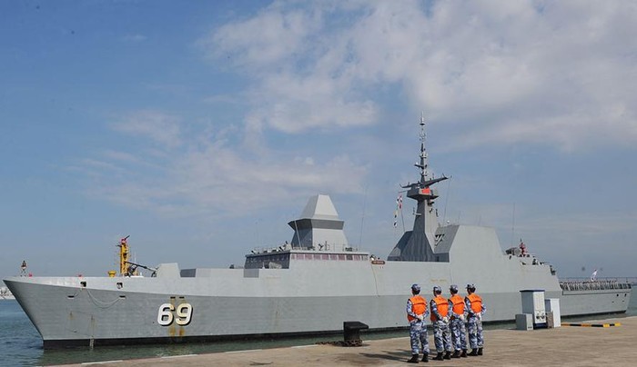 Tàu hộ vệ RSS Intrepid Hải quân Singapore thăm Hạm đội Nam Hải, Hải quân Trung Quốc
