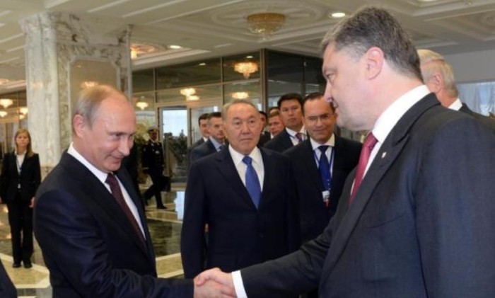 Tổng thống Nga và Tổng thống Ukraine bắt tay trước thềm hội nghị quốc tế tổ chức ở Belarus ngày 26 tháng 8 năm 2014