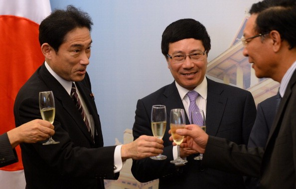 Tháng 8 năm 2014, Ngoại trưởng Nhật Bản Fumio Kishida thăm Việt Nam và cam kết cung cấp tàu tuần tra cho Việt Nam (ảnh tư liệu)