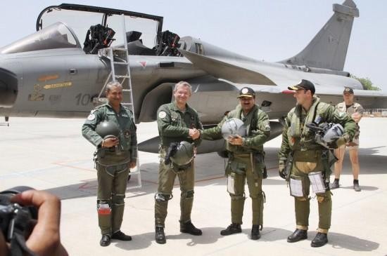 Phi công Ấn Độ lái thử máy bay chiến đấu Rafale Pháp
