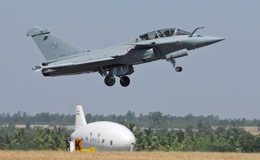 Máy bay chiến đấu Rafale bay biểu diễn trong một cuộc triển lãm hàng không quốc tế tại Ấn Độ