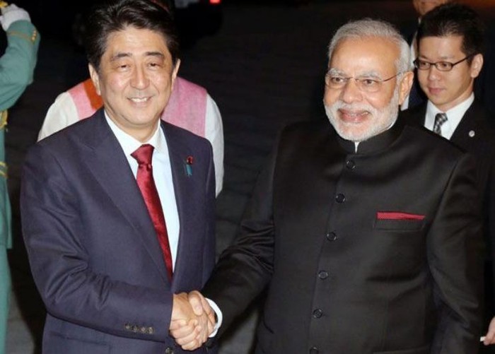 Thủ tướng Nhật Bản Shinzo Abe (trái) vừa có cuộc hội đàm với Thủ tướng Ấn Độ Narendra Modi với tư cách chủ nhà