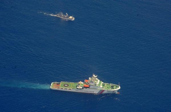 Tháng 3 năm 2014, tàu Hải cảnh-3401 Trung Quốc xua đuổi tàu cá Philippines ở bãi Cỏ Mây thuộc quần đảo Trường Sa của Việt Nam (ảnh tư liệu)