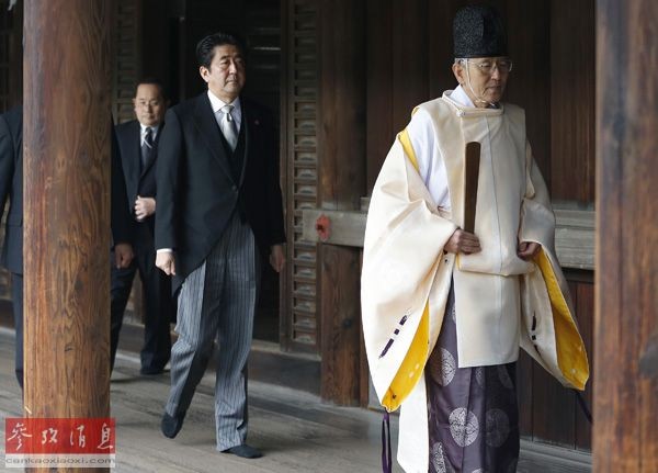 Thủ tướng Nhật Bản Shinzo Abe thăm đền Yasukuni (nguồn Tin tức Tham khảo, TQ)