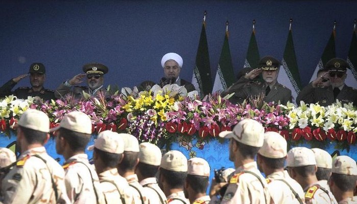 Tổng thống và các tướng lĩnh Iran tham gia lễ duyệt binh