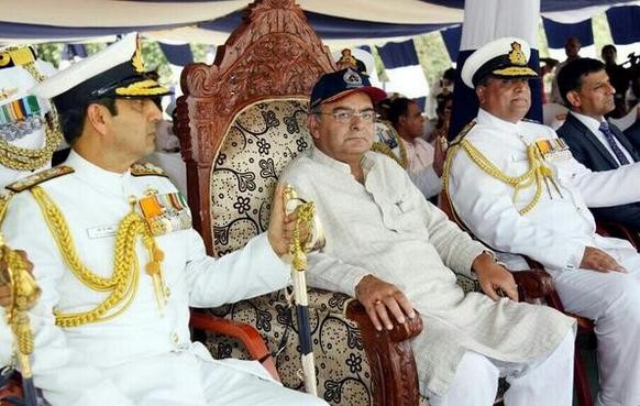 Bộ trưởng Quốc phòng Ấn Độ thăm tàu sân bay INS Viraat