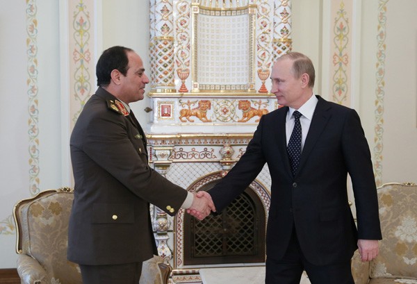 Ngày 13 tháng 2 năm 2014, Tổng thống Nga Vladimir Putin (phải) tiếp Bộ trưởng Quốc phòng Ai Cập khi đó là ông Abdel -Fattah al-Sissi (nguồn Tin tức Tham khảo, TQ)
