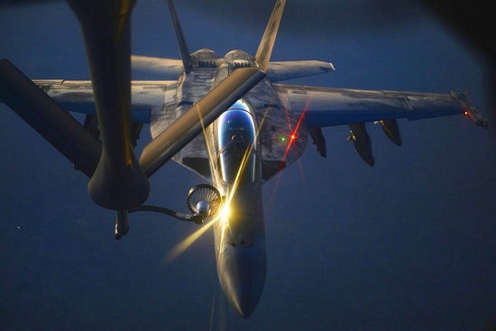 Máy bay chiến đấu F/A-18 Hornet Hải quân Mỹ tiếp dầu trên không