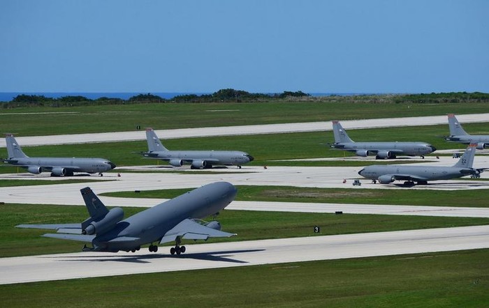 Máy bay tiếp dầu KC-135 Mỹ