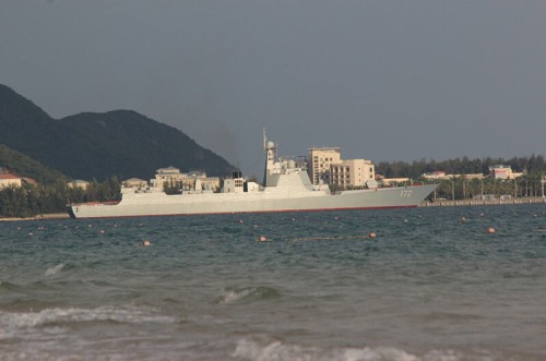 Tàu khu trục tên lửa Côn Minh Type 052D xuất hiện ở quân cảng Hạm đội Nam Hải, Hải quân Trung Quốc (nguồn mạng sina TQ)