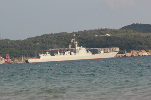 Tàu khu trục Côn Minh số hiệu 172 Type 052D ở quân cảng của Hạm đội Nam Hải, Hải quân Trung Quốc