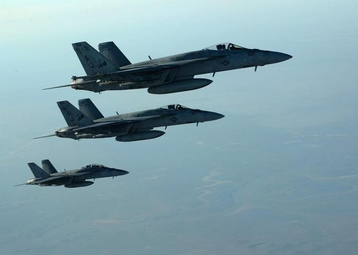 Biên đội máy bay chiến đấu F/A-18E Hải quân Mỹ không kích ISIS ở Syria