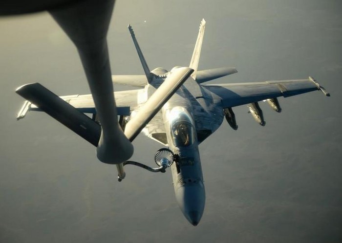 Máy bay chiến đấu FA-18E được tiếp dầu từ máy bay tiếp dầu KC-135, tiến hành không kích các mục tiêu của ISIS