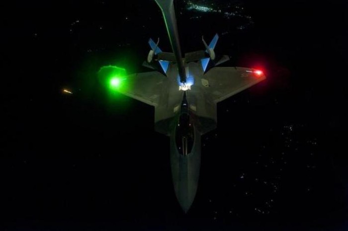 Máy bay chiến đấu tàng hình F-22 Raptor Mỹ không kích ISIS trong đêm