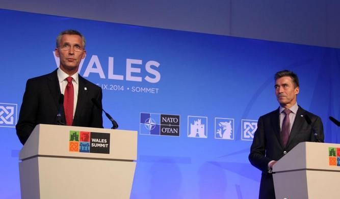 Tân Tổng thư ký NATO Jens Stoltenberg (trái)
