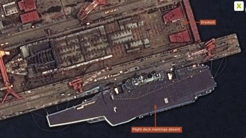 Hình ảnh tàu sân bay Liêu Ninh, Hải quân Trung Quốc bảo trì tại nhà máy đóng tàu do vệ tinh Mỹ chụp được (nguồn mạng sina Trung Quốc)