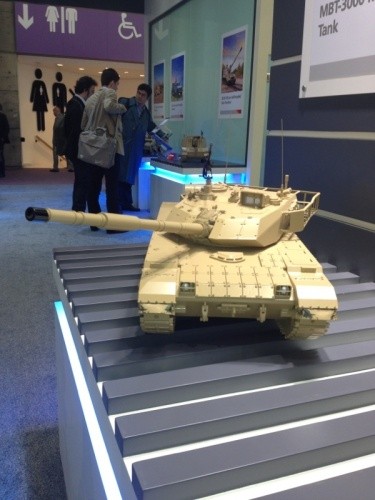 Mô hình xe tăng chiến đấu MBT-3000 tại triển lãm (ảnh tư liệu)