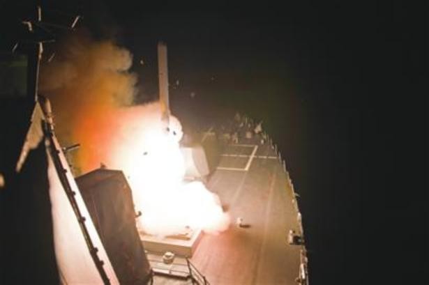 Tàu khu trục tên lửa Hải quân Mỹ bắn tên lửa hành trình Tomahawk từ biển Ả rập.