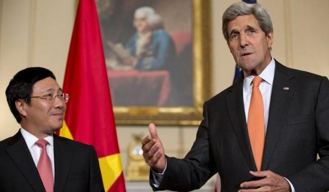 Phó Thủ tướng kiêm Bộ trưởng Ngoại giao Pham Bình Minh và Ngoại trưởng Mỹ John Kerry tại Washington ngày 2 tháng 10 năm 2014