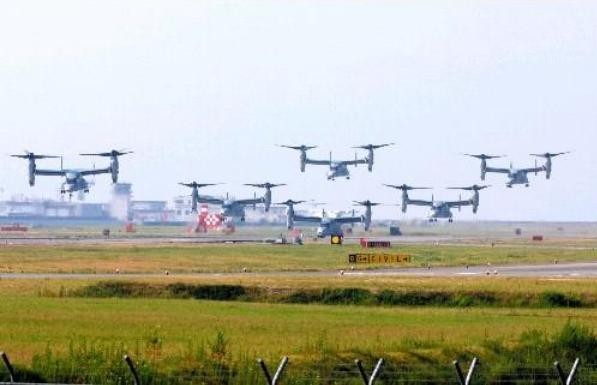Máy bay vận tải cánh xoay nghiêng MV-22 Osprey Mỹ cất cánh tập thể ở căn cứ Futenma Mỹ (nguồn mạng Tin tức Trung Quốc)