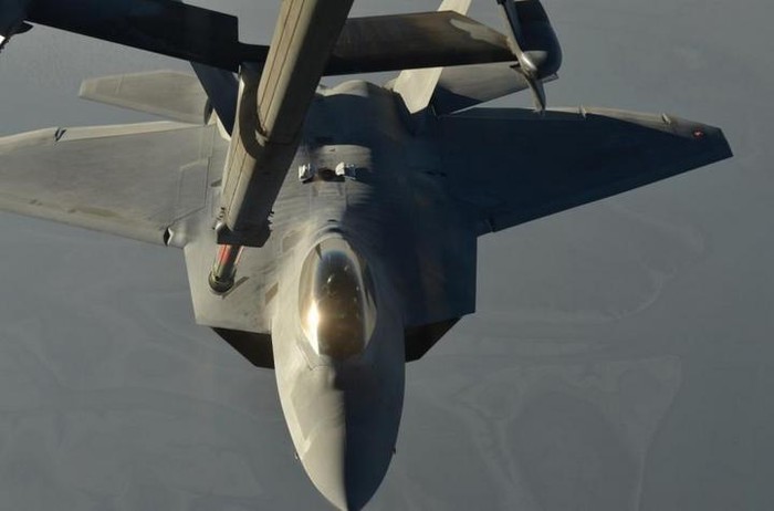 Máy bay chiến đấu tàng hình F-22 Mỹ tiếp dầu tham gia không kích ISIS ở Syria (ảnh tư liệu)