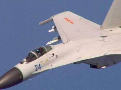 Máy bay chiến đấu J-11 Trung Quốc mang theo tên lửa đánh chặn máy bay săn ngầm P-8 của Quân đội Mỹ ở Biển Đông