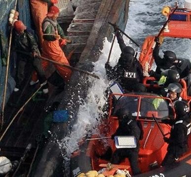 Cảnh sát biển Hàn Quốc kiểm tra tàu cá Trung Quốc (ảnh tư liệu)