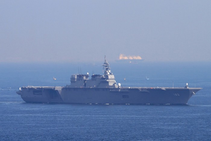 Tháng 9 năm 2014, tàu sân bay trực thăng Izumo lần đầu tiên chạy thử trên biển