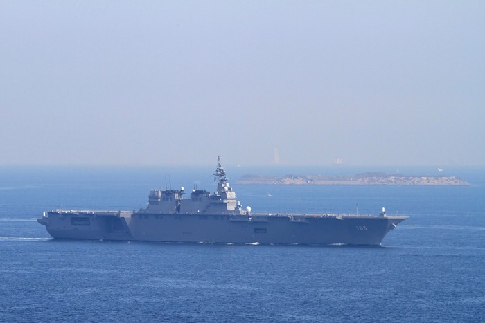 Tháng 9 năm 2014, tàu sân bay trực thăng Izumo lần đầu tiên chạy thử trên biển