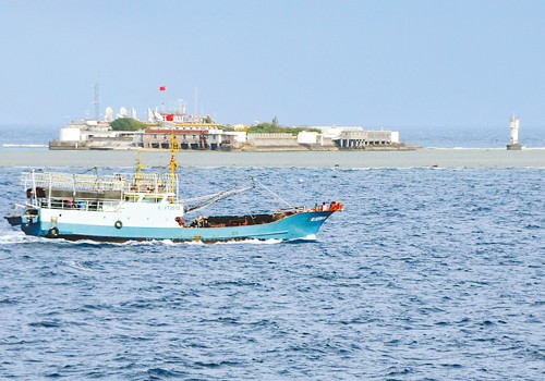 Tàu cá Trung Quốc hoạt động bất hợp pháp ở vùng biển quần đảo Trường Sa của Việt Nam (ảnh tư liệu)