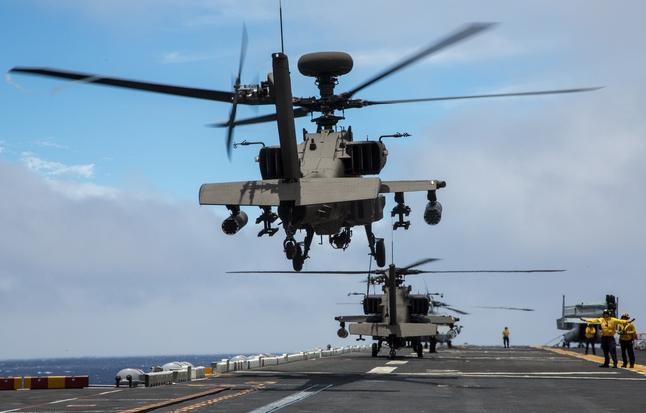 Máy bay trực thăng tấn công AH-64E Apache Guardians hạ cánh xuống tàu tấn công đổ bộ USS Peleliu LHA-5