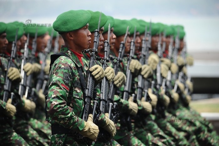 Tháng 10 năm 2014, Indonesia tổ chức duyệt binh quy mô lớn nhân ngày thành lập quân đội