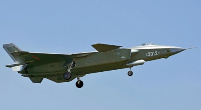 Trung Quốc đang phát triển máy bay chiến đấu thế hệ thứ năm J-20 (trong hình), nhưng vẫn tìm cách mua máy bay chiến đấu thế hệ thứ tư Su-35 Nga