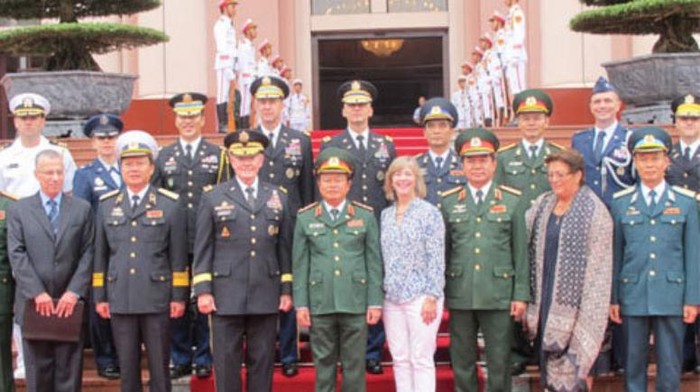 Từ ngày 13 đến ngày 16 tháng 8 năm 2014, Chủ tịch Hội đồng tham mưu trưởng Liên quân Mỹ Martin Dempsey thăm Việt Nam (ảnh nguồn mạng sina TQ)