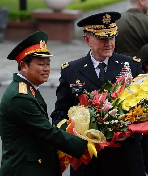 Từ ngày 13 - 16 tháng 8 năm 2014, Chủ tịch Hội đồng tham mưu trưởng Liên quân Mỹ Martin Dempsey thăm Việt Nam (ảnh nguồn mạng sina TQ)