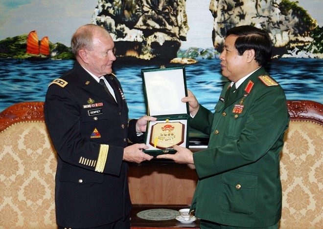 Tháng 8 năm 2014, Bộ trưởng Quốc phòng Phùng Quang Thanh tiếp Chủ tịch Hội đồng tham mưu trưởng Liên quân Mỹ Martin Dempsey