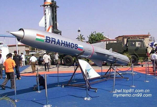 Tên lửa hành trình siêu âm BrahMos phiên bản Hải quân do Ấn-Nga hợp tác sản xuất.