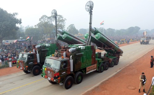Báo Trung Quốc coi Ấn Độ bán tên lửa BrahMos (trong hình) cho Việt Nam tức là &quot;trực tiếp can thiệp quân sự&quot; ở Biển Đông, đe dọa Ấn Độ nếu bán vũ khí cho Việt Nam thì họ sẽ bán vũ khí cho đối thủ của Ấn Độ.