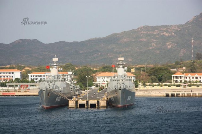 Tàu hộ vệ tên lửa HQ-012 Lý Thái Tổ và HQ-011 Đinh Tiên Hoàng của Hải quân Việt Nam ở vịnh Cam Ranh (nguồn Tân Hoa xã, sina)
