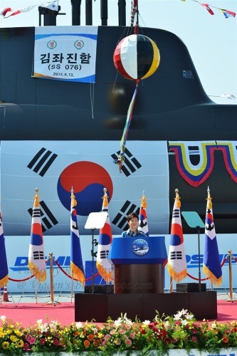 Tàu ngầm thông thường AIP lớp 214 thứ tư mang tên SS-076 ROKS Kim Jwa-Jin của Hàn Quốc hạ thủy (nguồn mạng sina Trung Quốc)