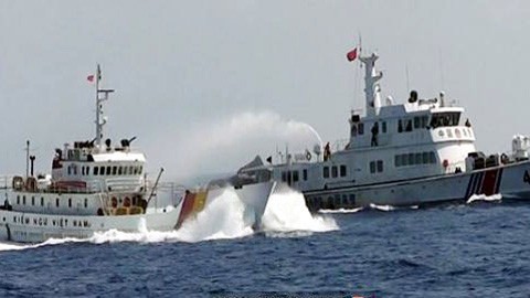 Trung Quốc khủng bố Việt Nam ở vùng biển chủ quyền của Việt Nam (ảnh: nguồn Thời báo Hoàn Cầu, TQ)