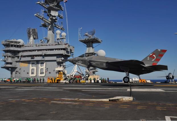 Ngày 3 tháng 11 năm 2014, máy bay chiến đấu F-35C lần đầu tiên hạ cánh thành công có cáp hãm đà trên tàu sân bay USS Nimitz Hải quân Mỹ