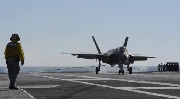Ngày 3 tháng 11 năm 2014, máy bay chiến đấu F-35C lần đầu tiên hạ cánh thành công có cáp hãm đà trên tàu sân bay USS Nimitz Hải quân Mỹ