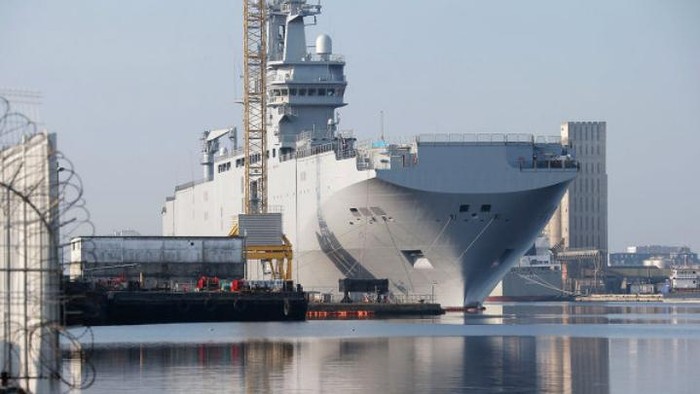 Tàu tấn công đổ bộ Vladivostok lớp Mistral tại nhà máy đóng tàu Saint-Nazaire, Pháp